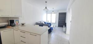 Cuisine ou kitchenette dans l'établissement EvaChrist Apartment in Oroklini close to the beach