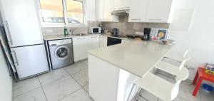 Cuisine ou kitchenette dans l'établissement EvaChrist Apartment in Oroklini close to the beach