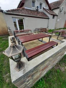una mesa de picnic y una lámpara en un patio en Astra en Bečej