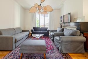 ein Wohnzimmer mit 2 Sofas und einem Teppich in der Unterkunft Demeur in Brüssel