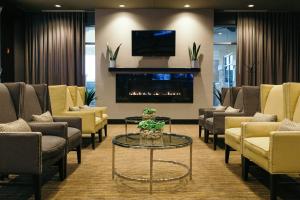 A seating area at Holiday Inn and Suites East Peoria, an IHG Hotel