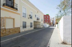 pusta ulica w mieście z budynkami w obiekcie Hygge Apartment Center Near to the beach Free Parking 2R w Maladze