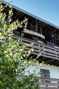 un edificio con un cartel en el costado en Echo des montagnes, en Chalmazel Jeansagniere