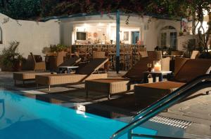 une piscine avec des chaises longues et un restaurant dans l'établissement Hotel Matina, à Kamari