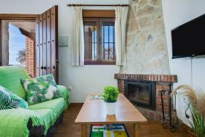 sala de estar con sofá y chimenea en Casas Rurales El Mirador A, en Vejer de la Frontera