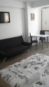 - un salon avec un canapé et une table dans l'établissement STUDIO LOTUS, à Mamaia