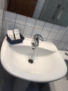 ベニドルムにあるApoloの白いバスルームの洗面台(蛇口、石鹸付)