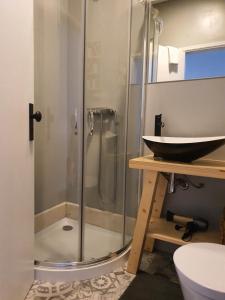 アヴェイロにあるCasa da Ponte Amarelaのガラスのシャワーと洗面台を備えたバスルーム +24枚の写真