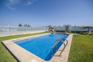 una piscina en un patio junto a un edificio en Casas Rurales El Mirador A, en Vejer de la Frontera