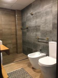 a bathroom with a toilet and a shower at Apartamento precioso a dos minutos de la playa in Santa Pola