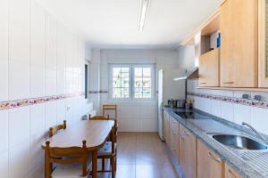 een keuken met een wastafel en een tafel. bij Housingleón - Parque de las Artes con Garaje in León +6 foto's