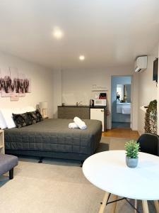 a bedroom with a bed and a table in a room at Racecourse Motel in Paeroa