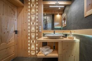 Kúpeľňa v ubytovaní "Osada Guty" - każdy domek posiada prywatne jacuzzi na wyłączność, w cenie pobytu - idealne miejsce na wypoczynek!