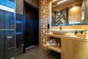 Kúpeľňa v ubytovaní "Osada Guty" - każdy domek posiada prywatne jacuzzi na wyłączność, w cenie pobytu - idealne miejsce na wypoczynek!