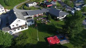 una vista aérea de un edificio con un grupo de personas en el césped en Folgefonn Gjestetun, en Jondal