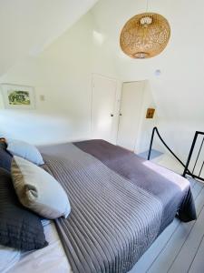 En eller flere senge i et værelse på Tiny House De Oude Berg