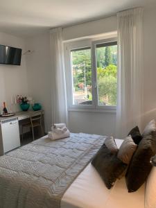 Postel nebo postele na pokoji v ubytování HOTEL LORENA