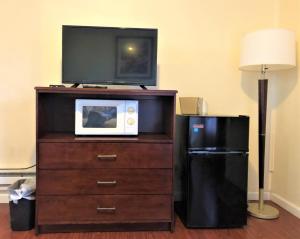 TV a/nebo společenská místnost v ubytování Blue Coast Inn & Suites