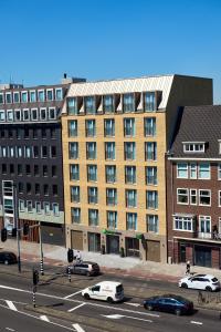 un immeuble avec des voitures garées en face d'une rue dans l'établissement Holiday Inn Express Amsterdam - City Hall, an IHG Hotel, à Amsterdam