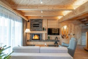 Televízia a/alebo spoločenská miestnosť v ubytovaní "Osada Guty" - każdy domek posiada prywatne jacuzzi na wyłączność, w cenie pobytu - idealne miejsce na wypoczynek!