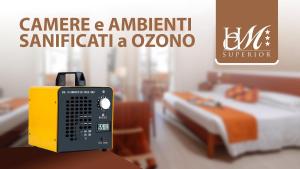 - une télécommande assise sur une table dans une chambre dans l'établissement Hotel Michelangelo, à Terranuova Bracciolini