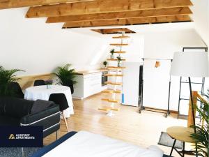 una sala de estar con una escalera de caracol en un loft en Albstadt Apartments en Albstadt