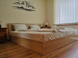 バンスコにあるPine Tree Apartment D34のベッドルーム1室(木枠の大型ベッド1台付)