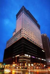ein hohes Gebäude mit vielen Fenstern in der Unterkunft The Splendor Hotel Taichung in Taichung