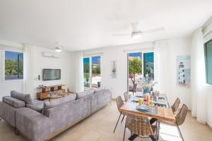 Μια τηλεόραση ή/και κέντρο ψυχαγωγίας στο Katerina Luxury Villas