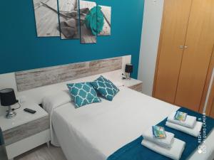 A bed or beds in a room at Apartament Escaliro Pins Még 34 kép