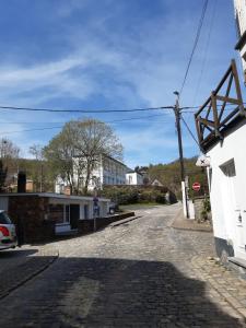 una calle adoquinada en una pequeña ciudad en Le Blanc Moussi en Stavelot