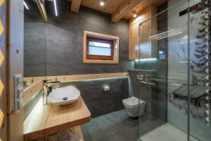 Kúpeľňa v ubytovaní "Osada Guty" - każdy domek posiada prywatne jacuzzi na wyłączność, w cenie pobytu - idealne miejsce na wypoczynek! + 37 fotografií