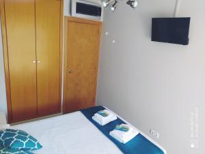 A television and/or entertainment centre at Apartament Escaliro Pins