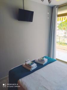 A bed or beds in a room at Apartament Escaliro Pins
