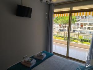 A bed or beds in a room at Apartament Escaliro Pins
