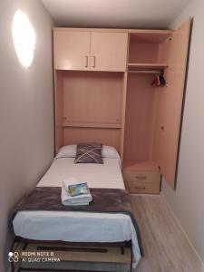 A bed or beds in a room at Apartament Escaliro Pins