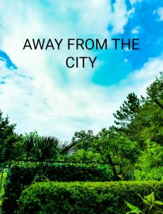 een uitzicht op bomen en een blauwe lucht met de woorden weg van de stad bij Apartment Bibo in Grubine