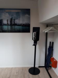 een lamp in een kamer met een schilderij aan de muur bij Rooms on Water in Rotterdam