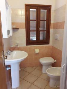 een badkamer met een wastafel en een toilet bij Agriturismo del Monte in Porto Azzurro