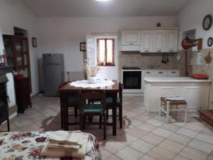 Dapur atau dapur kecil di Agriturismo del Monte