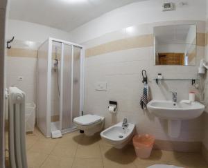 y baño con lavabo, aseo y ducha. en Agriturismo Cascina Cornella en Cremeno