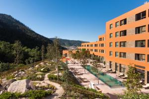 マンテイガスにあるVila Gale Serra da Estrelaのプールとリゾートのあるホテルの景色を望めます。