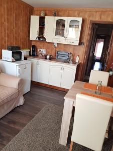 A kitchen or kitchenette at Kiscsillag apartman