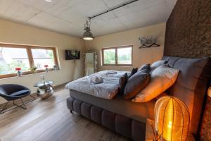ein Wohnzimmer mit einem Sofa mit Kissen darauf in der Unterkunft Green & Breakfast in Niederpallen