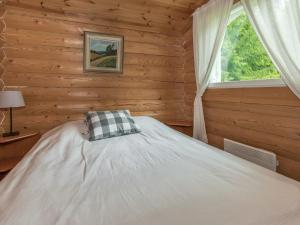 Ένα ή περισσότερα κρεβάτια σε δωμάτιο στο Holiday Home Lampimökki by Interhome