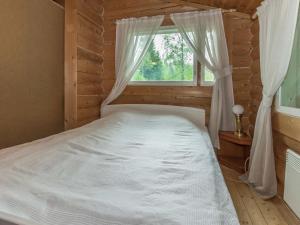 SomerniemiにあるHoliday Home Lampimökki by Interhomeの窓付きの木造の部屋のベッド1台