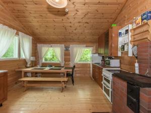 SomerniemiにあるHoliday Home Lampimökki by Interhomeの木製の天井、テーブル付きのキッチンが備わります。