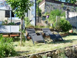 un grupo de sillas y una mesa en un patio en la maison du lac, en Aubin