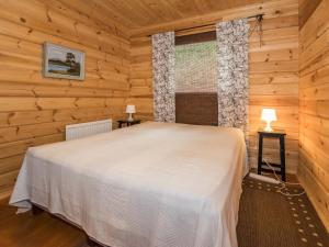 Holiday Home Kuusela by Interhome في Somerniemi: غرفة نوم مع سرير في كابينة خشب