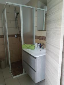 y baño con lavabo y ducha. en The Yellow House IUN P3446, en Torre Grande
